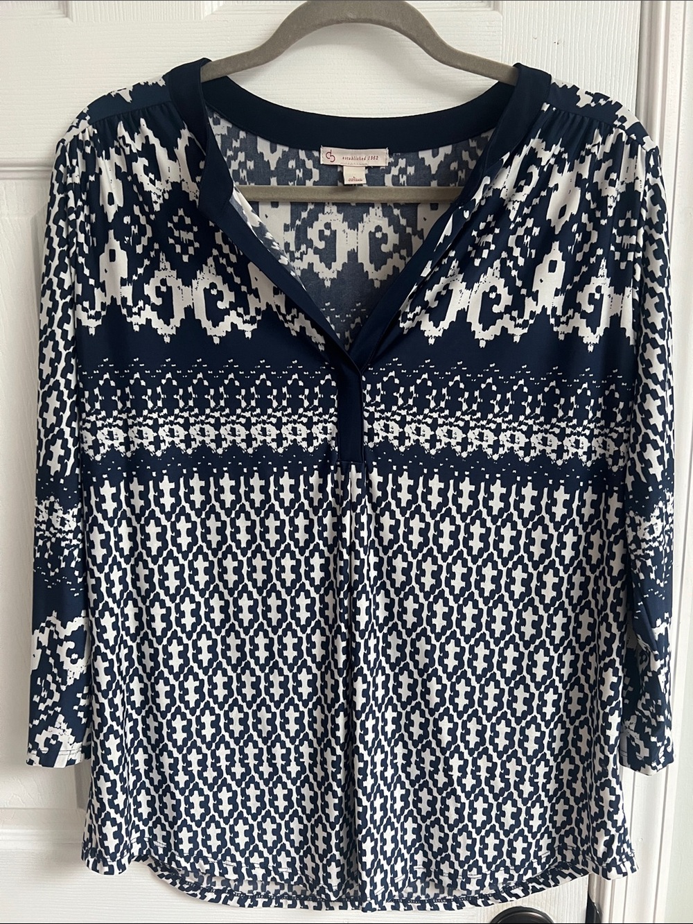 Women’s Navy and White Patterned V-Neck Top 3/4 sleeved